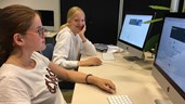mvi-vandermeijcollege Taffie Verheijen (l) en Sabine Keizer aan het werk tijdens de ICT les