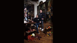 40 PB Gouden Eeuw Diner met Onno Kokmeijer (staand) en Erwin Hendriks in Westfries Museum - Foto Westfriese Tafel - Duco de Vries