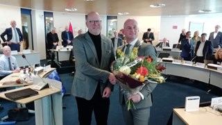 Burgemeester Jan Nieuwenburg feliciteert Athur Helling met zijn wethoudersbenoeming
