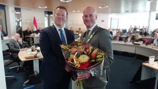 Burgemeester Jan Nieuwenburg neemt afscheid van ex wethouder Ben Tap