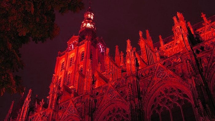 Kerken rood verlicht