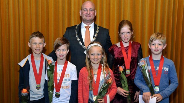 Tijdens de lintjesregen van 2019 reikte burgemeester Nieuwenburg 5 jeugdlintjes uit