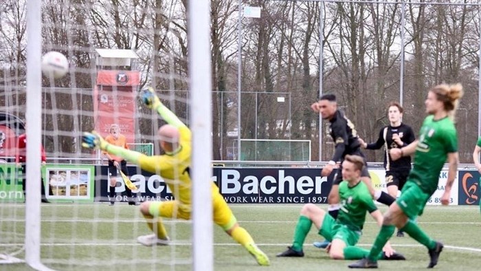 HBS - Hollandia De goal van Leroy Klootwijk hoog in de korte hoek 