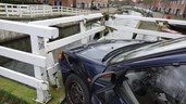 Auto tegen brug gereden bij ongeval Enkhuizen