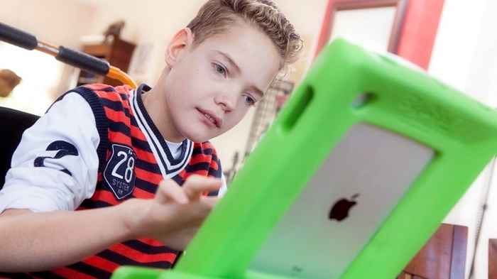 Slechtziende jongen kijkt op iPad