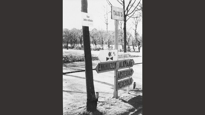 Bewegwijzering tegenover het NS-station tijdens de tweede Wereldoorlog. Let op het bordje ‘voor Joden verboden’ in het Noorderplantsoen (foto Collectie Osinga)