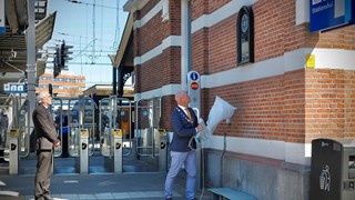 Onthulling plaquette bij station Hoorn