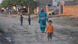 Pakistan Kiezen tussen honger en besmetting