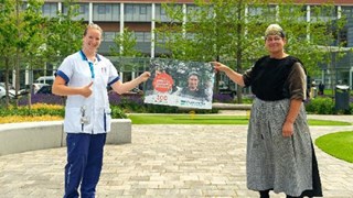 Zuiderzeemuseum,  Rianne Danenberg, verpleegkundige Dijklander Ziekenhuis (links) en Anneke Leeuwinga, rolspeler Zuiderzeemuseum (rechts)