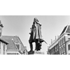 Demonstraties voor en tegen standbeeld Coen op Pelmolenpad en Noorderveemarkt