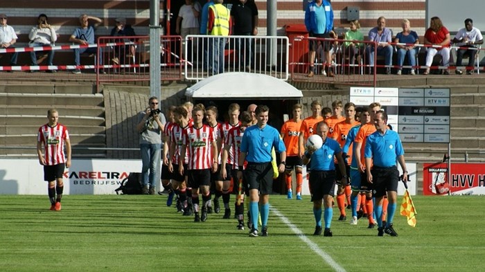 Hollandia - Jong Volendam Eindelijk weer eens een potje voetbal op het terrein van Hollandia