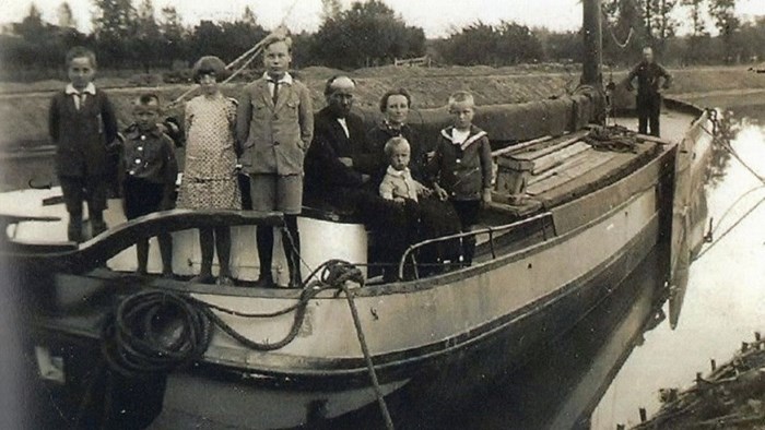 Het gezin van Kornelis en Ytsje van der Werf op de foto die is gemaakt tijdens hun verblijf in Hoorn