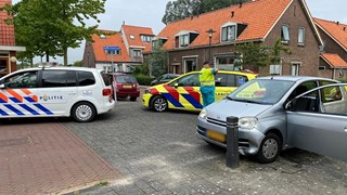 Auto rijdt tegen paaltje aan in Enkhuizen 3
