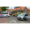 Auto tegen paal in Enkhuizen: bestuurder naar ziekenhuis