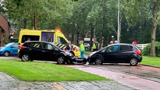 Twee auto's beschadigd na botsing in Enkhuizen 1