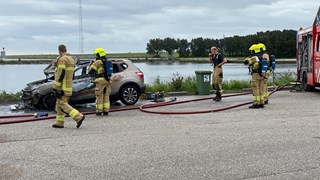 Auto in brand langs dijk Enkhuizen-Lelystad 1