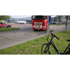 Forse aanrijding tussen fietser en vrachtwagen in Zwaagdijk-Oost