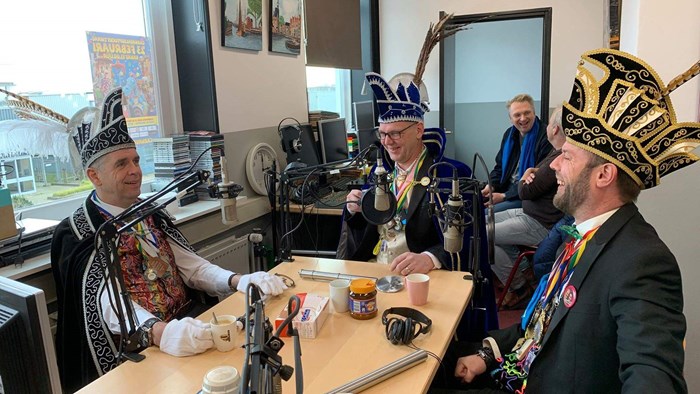 Prins Roberto van Het Masker (links op de foto) met de Prinsen van Ospylac en De Blockeniers in de studio van HoornRadio