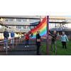 Hijsen regenboogvlag voor de Regenboogweek Westfriesland