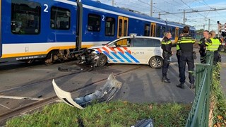 Politieauto botst met trein in Hoorn