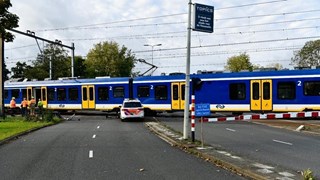Politieauto botst met trein in Hoorn 2