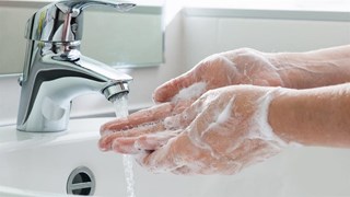 Handen wassen bij de kraan