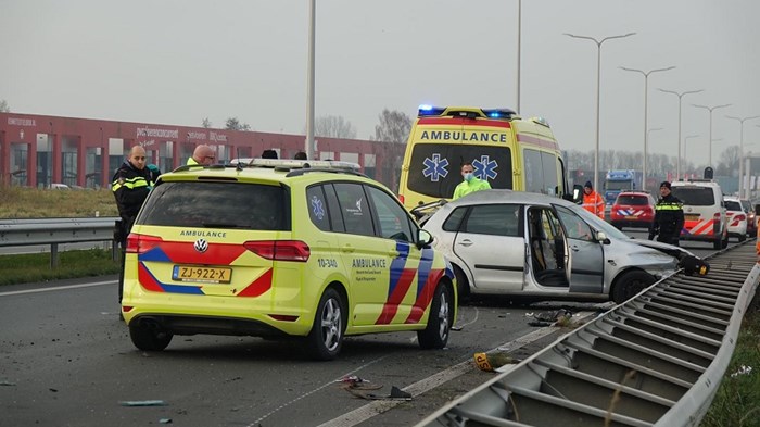 Ongeval tussen auto en vrachtwagen in Zwaag