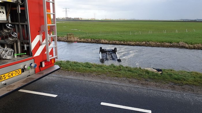 Auto op de kop in het water N194 in De Goorn