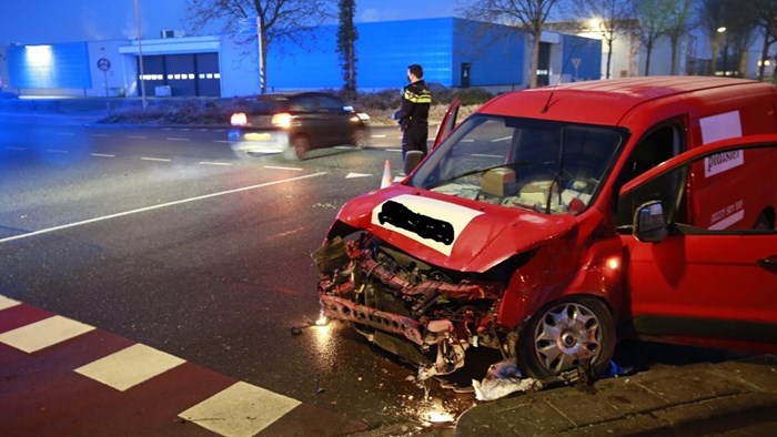 Bestelbus tegen vrachtwagen gereden in Opmeer