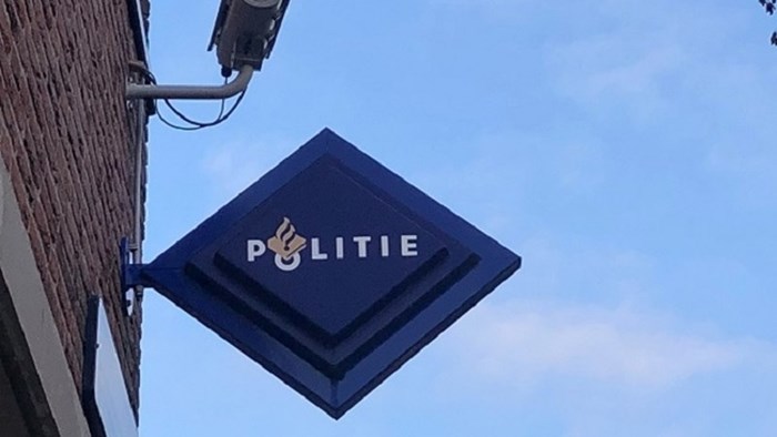 Politie logo aan muur