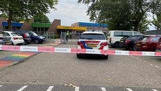 Auto rijdt schoolgebouw in Grootebroek binnen