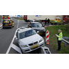 Auto rijdt op afzetting langs de AC de Graafweg na te zijn gesneden