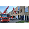 Brandweer ingezet voor afhijsen patiënt uit huis aan de Melkweg in Hoorn