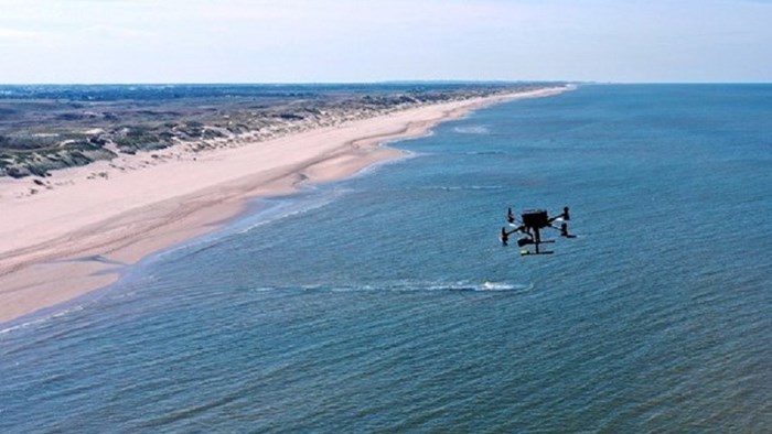 Drone zoekt  boven water