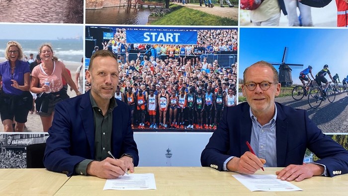 Links Pieke de Zwart, directeur Atletiekunie en rechts Ron van der Jagt, algemeen directeur Le Champion, tijdens de ondertekening in Alkmaar