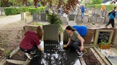 Vrijwilligers houden de begraafplaats netjes