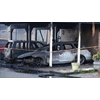 Autobrand die oversloeg naar huizen aan Hoefblad vermoedelijk aangestoken 