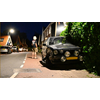 Automobilist botst in Oostwoud met geparkeerde auto en slaat op de vlucht