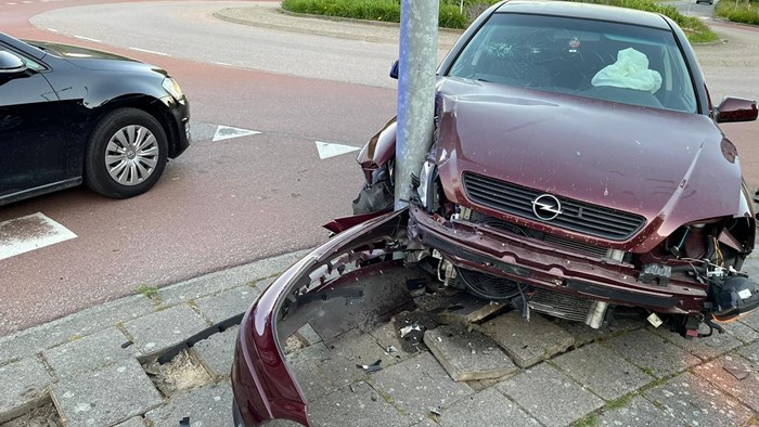Automobilist knalt tegen lantaarnpaal in Grootebroekjpg
