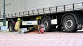 Fietser klem onder vrachtwagen bij ongeval in Hoorn 1