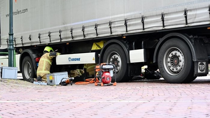 Fietser klem onder vrachtwagen bij ongeval in Hoorn 1