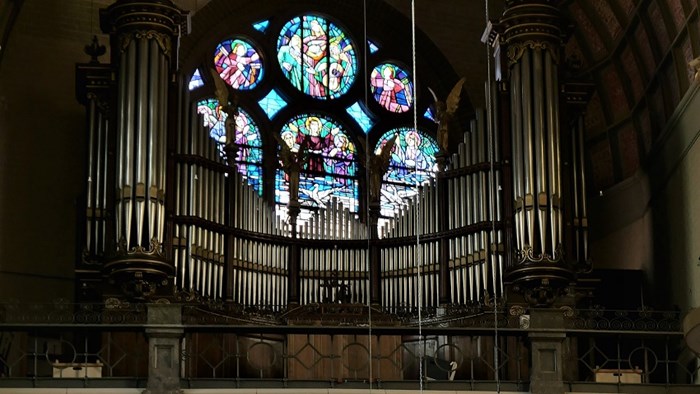 Koepelkerk interieur met orgel