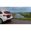 Automobilist rijdt water in op de Kadijkweg in Andijk
