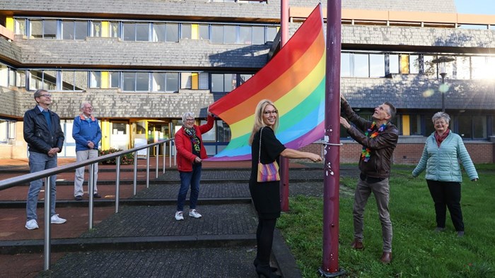 Hijsen regenboogvlag stadhuis Hoorn 2020