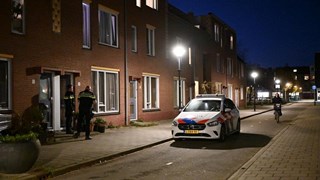 Mishandeling in Hoorn, politie zoekt man met mes