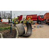 Persoon zwaargewond onder vrachtwagen in Grootebroek (video)
