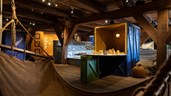 Impressie van het educatieve programma Pakhuis vol verhalen op de VOC-zolder in het binnenmuseum