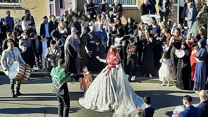 Turkse bruiloft begint op straat 19 maart 2022 B