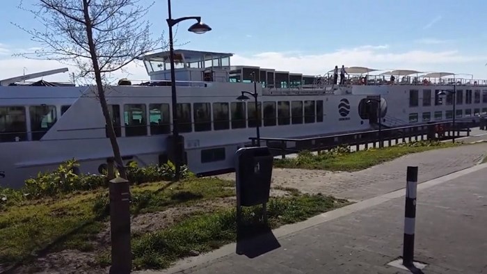 Cruiseschip in haven Hoorn
