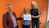 Vrijwilligerspunt Westfriesland ontvangt cheque ter waarde van 750 euro